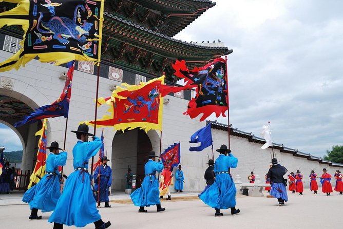 Korean Palace and Market Tour in Seoul Including Insadong and Gyeongbokgung Palace - Exploring Gyeongbokgung Palace