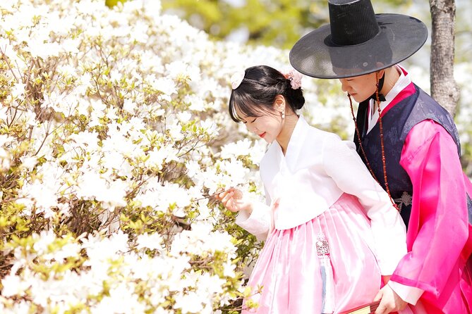 Gyeongbokgung Palace Hanbok Rental Experience in Seoul - Dressing Up and Rental Process