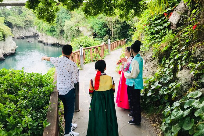 [Jeju] Hanbok Private Guide Tour & Photo Session in Beautiful Yongduam Rock,