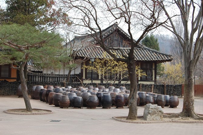 Gyeongbok Palace and Korean Folk Village Tour - Exploring Gyeongbok Palace