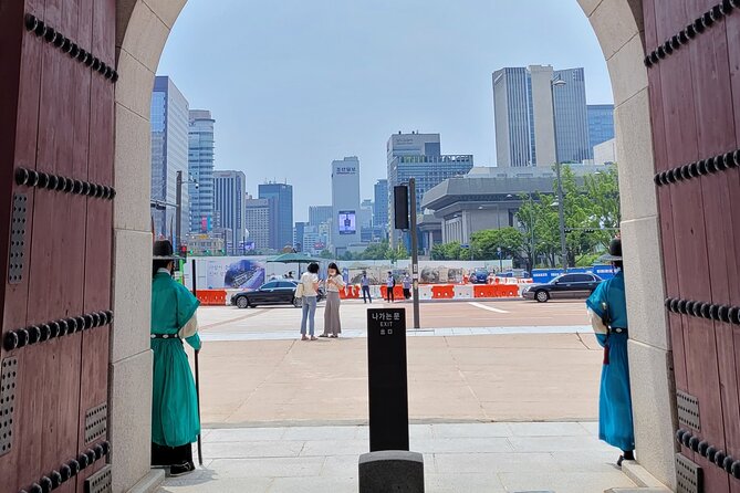 Gyeongbokgung Palace and Seoul Highlights (Small Group) - Meet Your Certified Tour Guide