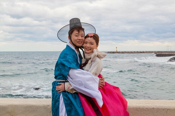 [Jeju] Hanbok Private Guide Tour & Photo Session in Beautiful Yongduam Rock, - What to Expect on the Tour