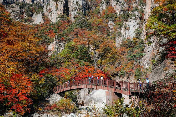 Breathtaking Autumn at Seoraksan National Park - Best Autumn Hiking Trails