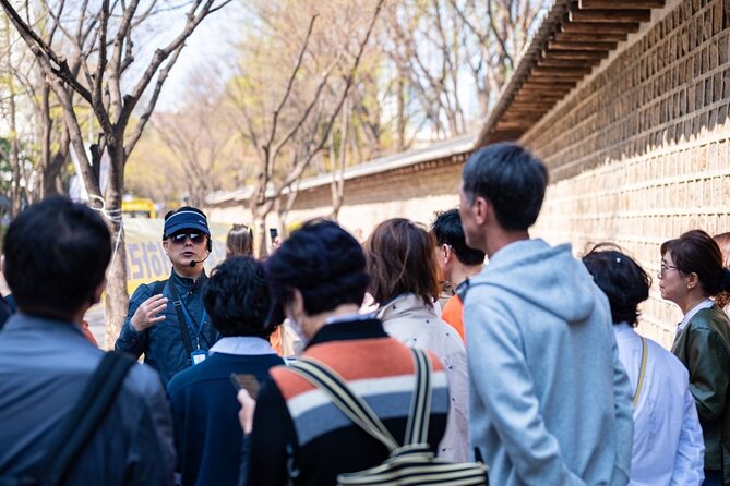 Seoul Spectrum: Walking Through Koreas Rich Heritage - Strolling Along Cheonggyecheon Stream