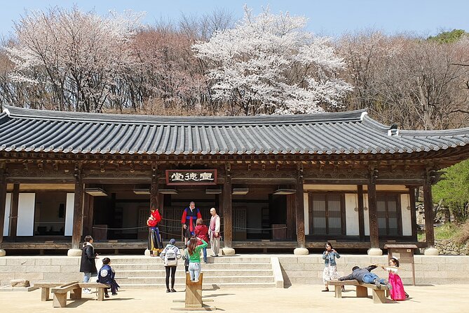 Royal Palace and Traditional Villages Wearing Hanbok Tour - What to Expect