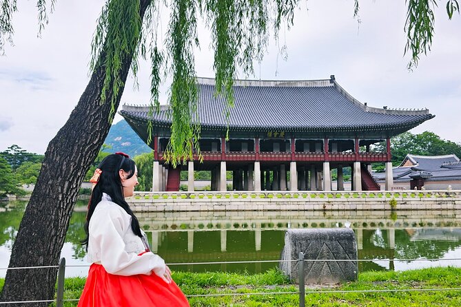 Essential Seoul Tour in the Magnificent Palace With a Hanbok - What to Expect on the Tour