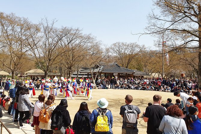 Royal Palace and Traditional Villages Wearing Hanbok Tour - Health and Accessibility