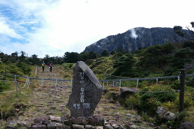 Jeju Island Private Taxi Hallasan Hiking Trail Transfer – One Way